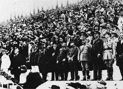 Σεπτέμβρης του 1920. Πανηγυρισμοί της αστικής τάξης και χιλιάδων λαού στο Παναθηναϊκό Στάδιο για τη Συνθήκη των Σεβρών και την ελληνική κατοχή στη Μικρά Ασία