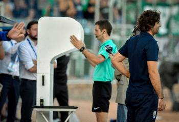 Η εφαρμογή καινοτομιών όπως αυτή του VAR δεν εμπόδισε να παιχτεί ξανά το ίδιο «έργο» στο ελληνικό ποδόσφαιρο