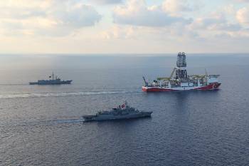 Πολεμικά πλοία συνοδεύουν τα γεωτρύπανα που πολλαπλασιάζονται στη ΝΑ Μεσόγειο. Εδώ, το τουρκικό «Γιαβούζ»