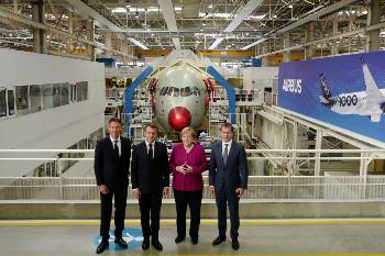 Πριν από το πρόσφατο Γαλλογερμανικό Συμβούλιο, Μακρόν και Μέρκελ επισκέφτηκαν εργοστάσιο της «Airbus», που θεωρείται σύμβολο της «ευρωπαϊκής υπεροχής»