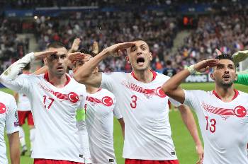 Χαρακτηριστική καθυστέρηση επέδειξε η UEFA να αντιδράσει στην ενέργεια των Τούρκων ποδοσφαιριστών