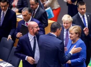 Η παρέμβαση του αστικού κράτους, μεγαλύτερη ή μικρότερη, υπηρετεί πάντοτε τα συμφέροντα του κεφαλαίου σε βάρος του λαού. Τη σημερινή αύξηση των κρατικών δαπανών και τα νέα δάνεια θα κληθούν να πληρώσουν και πάλι οι εργαζόμενοι