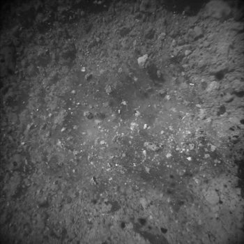 Πέτρες και χώματα αιωρούνται λίγο μετά τη στιγμιαία επαφή του «Χαγιαμπούσα 2» με την επιφάνεια του Ριούγκου, καθώς η βαρύτητα του αστεροειδούς είναι πολύ μικρή, ώστε να πέσουν πάλι γρήγορα σ' αυτόν