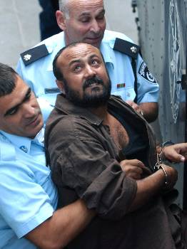 «Συνεχίζουμε τον αγώνα» φώναξε ο Μ. Μπαργούτι καθώς τον οδηγούσαν οι Ισραηλινοί αστυνομικοί πάλι στη φυλακή
