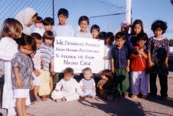 Παιδιά - κρατούμενοι στο Ναουρούς, προτού μεταφερθούν στις ΗΠΑ