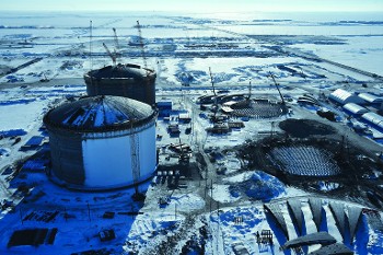Δεξαμενές υπό κατασκευή για την αποθήκευση υγροποιημένου φυσικού αερίου, στο συγκρότημα LNG Γιαμάλ, στο λιμάνι Σαμπέτα της ρωσικής αρκτικής περιοχής. Το έργο χρηματοδοτείται κατά ένα μέρος από την Κίνα και τη Γαλλία, καθώς αυτές, αλλά και άλλες χώρες, που δεν βρέχονται από τον Αρκτικό Ωκεανό, προσπαθούν να μπουν στο παιχνίδι εκμετάλλευσης των φυσικών πόρων της περιοχής