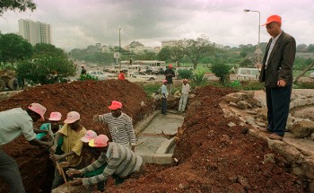 Κινέζοι επενδυτές σε υποδομές στο Ναϊρόμπι της Κένυας το 1999