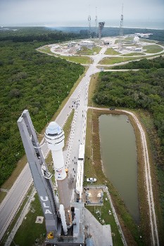 Ο πύραυλος - φορέας «Atlas V» και το διαστημόπλοιο της «Boeing» «CST-100 Starliner» μεταφέρονται στην εξέδρα εκτόξευσης 41 (στο βάθος) στο κέντρο εκτοξεύσεων του ακρωτηρίου Κανάβεραλ στη Φλόριντα