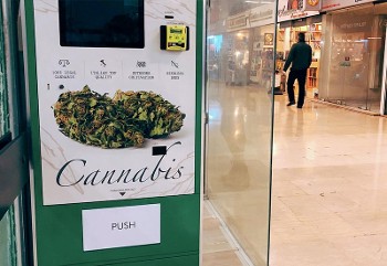 Αυτόματος πωλητής προϊόντων κάνναβης σε κεντρικό σημείο της Αθήνας