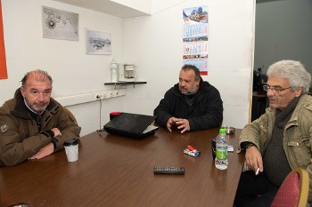 Ο «Ριζοσπάστης» συζήτησε με τους συνδικαλιστές Μ. Λουκίσα, Β. Γκιτάκο και Σ. Κωνσταντά (από δεξιά προς αριστερά)