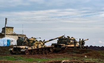 Τουρκικά άρματα μάχης στα ανατολικά προάστια του Ιντλίμπ