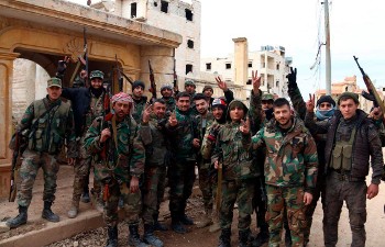 Το σήμα της νίκης κάνουν Σύροι στρατιώτες στον φωτογράφο, μετά τις διαδοχικές ανακαταλήψεις εδαφών στο Ιντλίμπ