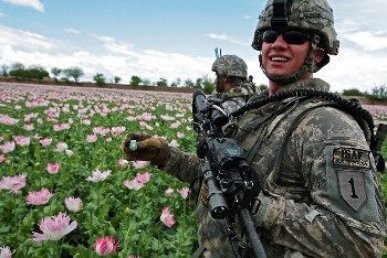 Στρατιώτες της αμερικανοΝΑΤΟικής ISAF ποζάρουν σε χωράφι με οπιούχες παπαρούνες στο Αφγανιστάν