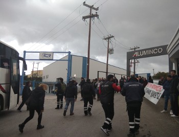 Από τη χτεσινή παρέμβαση στην πύλη του εργοστασίου της «Aluminco»