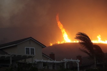 Πυρκαγιά στην Καλιφόρνια δημιούργησε το 2008 ένα σχηματισμό - πιθανότατα ανεμοστρόβιλο φωτιάς - που απείλησε σπίτια