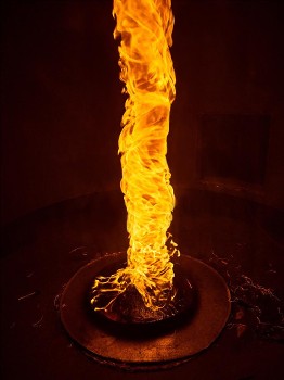 Μια δίνη φωτιάς σχηματίζεται στο εργαστήριο από αέρα, που έχει περιστροφική κίνηση, όταν αυτός φυσάει γύρω από φλεγόμενο στουπί