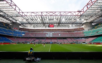 Οι μεγάλες απώλειες κερδών που επιφέρουν τα άδεια γήπεδα στην αθλητική βιομηχανία μεγαλώνουν την πίεση στους εμπλεκόμενους με αυτή