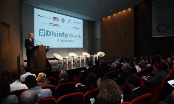 Ο Αμερικανός πρέσβης απευθύνει χαιρετισμό στο συνέδριο «Disinfo Week»