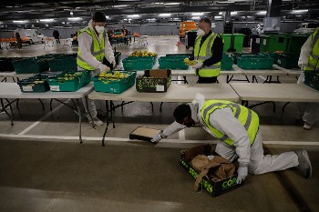 Αυτούς τους αφανείς ήρωες που παράγουν τον πλούτο, που κρατούν την κοινωνία όρθια, θα απελευθερώσει ο σοσιαλισμός από τα δεσμά της μισθωτής σκλαβιάς