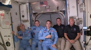 Το πλήρωμα του ΔΔΣ, μαζί με τους δύο αστροναύτες της NASA που έφτασαν εκεί με το «Crew Dragon» της «SpaceX». Από αριστερά προς τα δεξιά, οι Ρώσοι κοσμοναύτες Ανατόλι Ιβανίσιν, Ιβάν Βάγκνερ και οι Αμερικανοί Κρις Κάσιντι, Μπομπ Μπένκεν και Νταγκ Χάρλεϊ