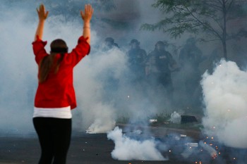 Εκτεταμένη χρήση δακρυγόνων και ασφυξιογόνων εναντίον διαδηλωτών στις ΗΠΑ, εν μέσω πανδημίας