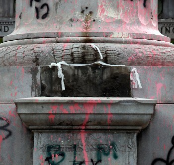 Η άδεια βάση του αγάλματος του Τζέφερσον Ντέιβις που είχε διατελέσει πρόεδρος της Συνομοσπονδίας Αμερικανικών Πολιτειών («Νότιοι») την περίοδο του αμερικανικού Εμφυλίου Πολέμου