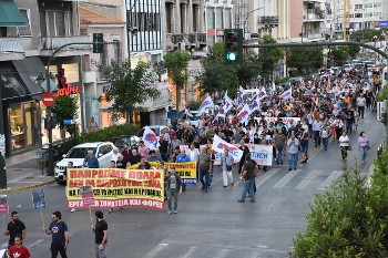 Από το μαζικό πανεργατικό συλλαλητήριο στον Πειραιά στις 11 Ιούνη