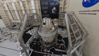 Σε υπόστεγο της NASA, κατά τη φάση συναρμολόγησης της κάψουλας «Ωρίων» και του Ευρωπαϊκού Τμήματος Εξυπηρέτησης (στο κάτω μέρος, χωρίς προσαρτημένα ακόμη τα φωτοβολταϊκά στοιχεία)