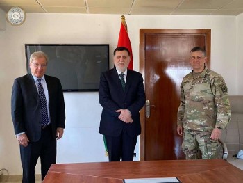 Ο Αμερικανός πρέσβης στη Λιβύη και ο διοικητής του αμερικανικού στρατού για την Αφρική κατά την υπογραφή της συμφωνίας με την κυβέρνηση Σάρατζ