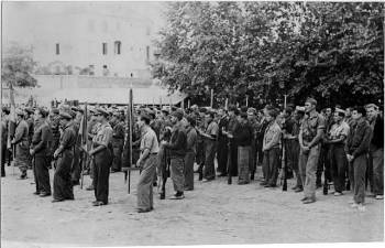 «Αριστερή όχθη του ποταμού Εβρου, Ισπανία, 1938». Η τελευταία παρέλαση των Διεθνών Ταξιαρχιών, πριν αποχαιρετήσουν την Ισπανία με υψωμένη τη γροθιά