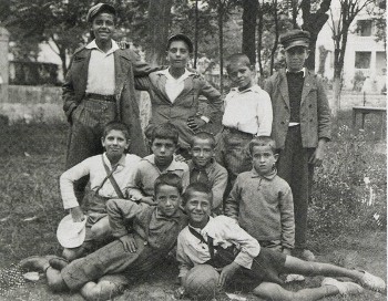 Θεσσαλονίκη 1935, στις γειτονιές του Ντεπώ. Η «ποδοσφαιρική ομάδα» τα Καμινινίκια. Ο Γ. Φαρσακίδης είναι στα αριστερά με τις τιράντες. Από τους εικονιζόμενους όλοι θα πάρουν μέρος στην Αντίσταση, τρεις θα υπηρετήσουν στον ΕΛΑΣ - ο ένας θα σκοτωθεί - και κάποιοι θα περάσουν απ' τη Μακρόνησο...