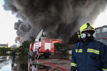 Κυβέρνηση και ΕΕ προσπαθούν να κρύψουν τους μεγάλους ρυπαντές, τους επιχειρηματικούς ομίλους (φωτ. από τη φωτιά σε εργοστάσιο ανακύκλωσης στη Μεταμόρφωση)