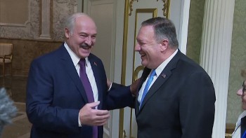 Ο ΥΠΕΞ των ΗΠΑ, Μ. Πομπέο, σε στιγμή ευφορίας με τον Πρόεδρο της Λευκορωσίας, Αλ. Λουκασένκο, στη συνάντησή τους στο Μινσκ το φετινό Φλεβάρη