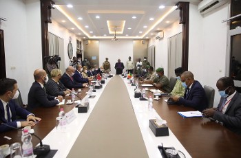 Στο Μάλι, ο Τούρκος ΥΠΕΞ (αριστερά) συναντήθηκε με τους πραξικοπηματίες της «Εθνικής Επιτροπής για τη Σωτηρία του Λαού» τονίζοντας τη σημασία της «πολιτικής μετάβασης» στη χώρα