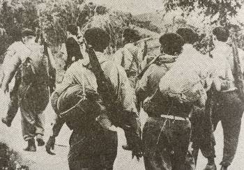 Ανδρες της κουβανικής Εθνοφυλακής προελαύνουν στο δρόμο προς την Πλάγια Χιρόν για να αντιμετωπίσουν τους εισβολείς.