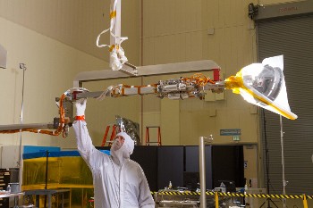 Ο βραχίονας λήψης δείγματος του «OSIRIS - REx» ελέγχεται πριν από την εκτόξευση της διαστημοσυσκευής