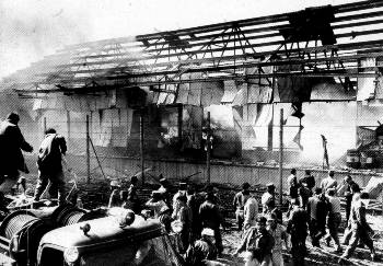 Στις 4 Μάρτη 1960, το γαλλικό πλοίο «Λε Κουμπρ», με φορτίο βελγικά όπλα που είχε αγοράσει η επαναστατική κυβέρνηση, ανατινάχτηκε, ενώ ξεφόρτωνε στο λιμάνι της Αβάνας. Σχεδόν 100 άνθρωποι σκοτώθηκαν και 200 τραυματίστηκαν - Κουβανοί λιμενεργάτες και φρουροί του επαναστατικού στρατού και Γάλλοι ναυτικοί, μέλη του πληρώματος του πλοίου. Ο Φιντέλ Κάστρο κατηγόρησε τις ΗΠΑ ως υπεύθυνες για το μακελειό. Στη φωτογραφία, οι πυρποληθείσες δεξαμενές κατά την έκρηξη στο πλοίο