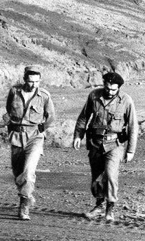 Στις 23 Φλεβάρη του 1961, ο Τσε Γκεβάρα αναλαμβάνει το υπουργείο Βιομηχανίας. Η εκβιομηχάνιση των εκατοντάδων εθνικοποιημένων επιχειρήσεων της Κούβας θα είναι το μεγάλο του σχέδιο. Στη φωτογραφία, ο Ραούλ Κάστρο και ο Τσε Γκεβάρα στα ορυχεία νικελίου του Νικάρο