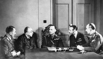 Ο Μεταξάς με τον Γεώργιο και τον Παπάγο σε συνάντηση του Αγγλοελληνικού Πολεμικού Συμβουλίου τον Ιανουάριο του 1941