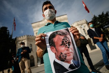 Οι αντιδράσεις στην Τουρκία ενάντια στη Γαλλία, στο πρόσωπο του Προέδρου της, Εμ. Μακρόν, αξιοποιούνται στη σύγκρουση συμφερόντων των αστικών τάξεων