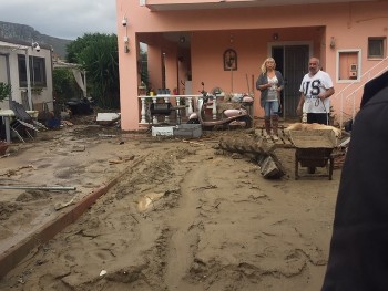 Εικόνες ολικής καταστροφής σαν κι αυτές, στις Γούρνες, αντίκρισαν τα κλιμάκια του ΚΚΕ στις περιοχές της Χερσονήσου
