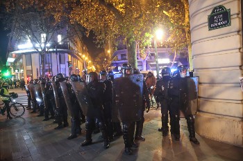 Γάλλοι αστυνομικοί συνωστίζονται στο Παρίσι για να αντιμετωπίσουν διαδηλωτές