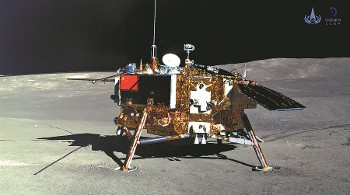 Καλλιτεχνική απεικόνιση του «Chang'e-5» πάνω στην επιφάνεια της Σελήνης