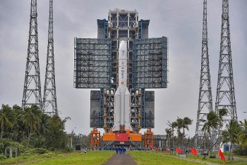 Ο πύραυλος «Long March 5» με το «Chang'e-5», πριν από την εκτόξευση στις 24 Νοέμβρη