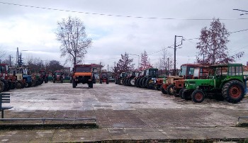 Οι πληγέντες αγρότες της Αγ. Τριάδας Καρδίτσας έβγαλαν τα τρακτέρ στην πλατεία του χωριού