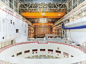 Το πάνω μέρος του θαλάμου «Τόκαμακ», δηλαδή του κυλινδρικού χώρου του κεντρικού κτιρίου του ITER, όπου θα τοποθετηθεί ο αντιδραστήρας. «Τόκαμακ» είναι ρωσικό αρκτικόλεξο που σημαίνει «δακτυλιοειδής θάλαμος με μαγνητικά πηνία», ένα σχέδιο που αναπτύχθηκε το 1957 από τον Σοβιετικό φυσικό Ιγκόρ Γκολόβιν. Ο «Τόκαμακ» του ITER θα είναι διπλάσιου μεγέθους από τον μεγαλύτερο που υπάρχει σήμερα σε λειτουργία
