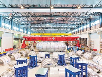 Κατασκευασμένοι από κράμα νιοβίου - ψευδαργύρου και νιοβίου - τιτανίου, οι πολοειδείς μαγνήτες είναι τα μόνα εξαρτήματα του ITER που κατασκευάζονται επιτόπου στις εγκαταστάσεις του. Με διαμέτρους από 17 έως 24 μέτρα και ζυγίζοντας μέχρι 400 τόνους ο καθένας, είναι πολύ μεγάλοι για να κατασκευαστούν αλλού και να μεταφερθούν. Στη φωτογραφία το πολοειδές πηνίο πεδίου αριθμός 6 εμφανίζεται μέσα στον κρυοστάτη του