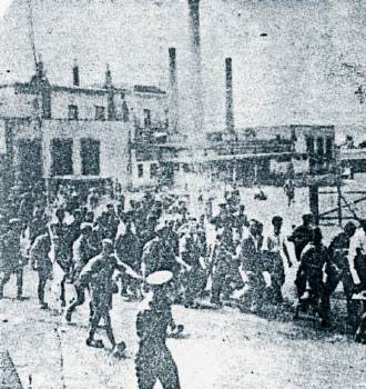 «Τσολιάδες» του Ι. Ράλλη συνοδεύουν Ελληνες αγωνιστές που έπιασαν σε μπλόκο της Αθήνας, για να τους παραδώσουν στα Ες - Ες