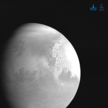 Μονόχρωμη αλλά υψηλής ανάλυσης φωτογραφία του Αρη, που τράβηξε το «Tianwen-1», από απόσταση 2,2 εκατομμυρίων χιλιομέτρων από τον πλανήτη