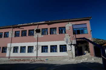 Σχολείο στο Δαμάσι μετά τον σεισμό του 2021. Πόσα τέτοια σχολικά κτίρια υπάρχουν ακόμα στη χώρα;